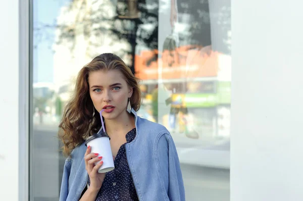 Woman drinks juice from a paper cup — Stock Photo, Image