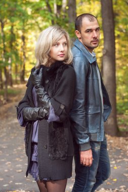 sırt sırta duran kadın ve erkek