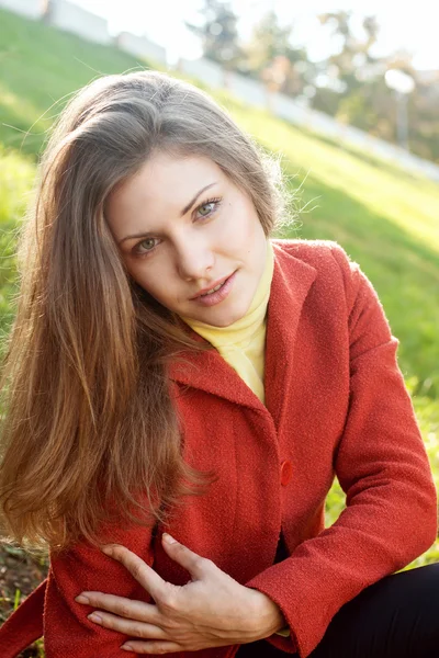 Hermosa joven con una chaqueta roja — Foto de Stock