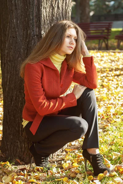 Schönes junges Mädchen in roter Jacke — Stockfoto