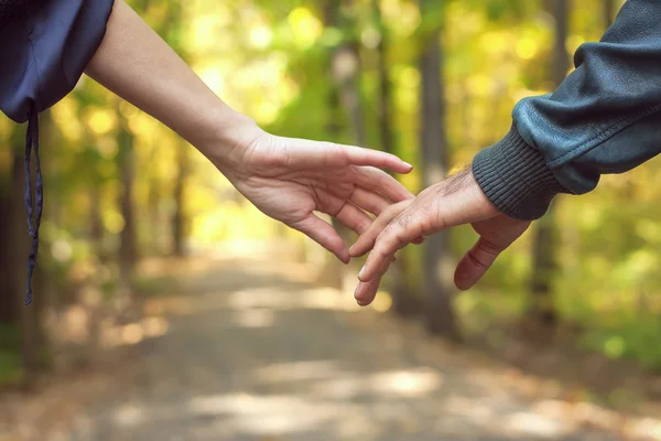 Gelukkig paar hand in hand — Stockfoto