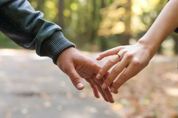 Feliz pareja cogida de la mano — Foto de Stock