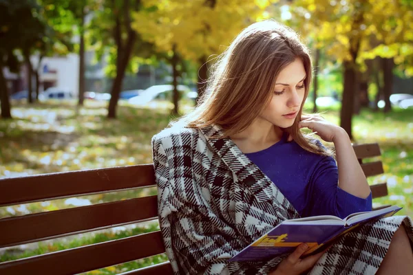 Güzel bir kız bir kitap okuma — Stok fotoğraf