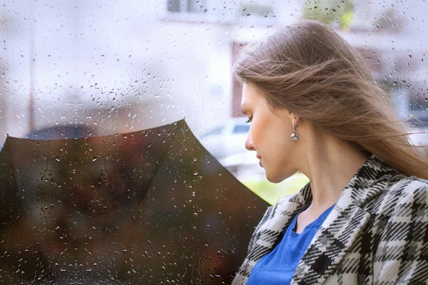 Mädchen mit Regenschirm in der Stadt — Stockfoto