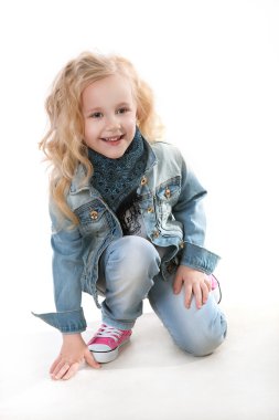 Küçük fashionista kot takım elbiseli poz