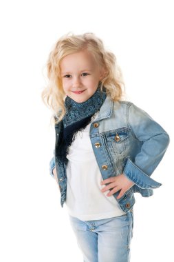 Ellerini kalçalarına dinlenmiş kız duruyor