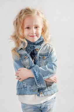 Küçük kız kollarını ayakta geçti