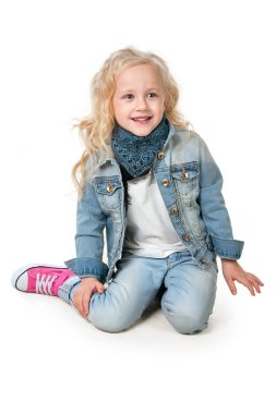 Onu koyarak kız kot takım elbise ve boynunda bir eşarp oturur 