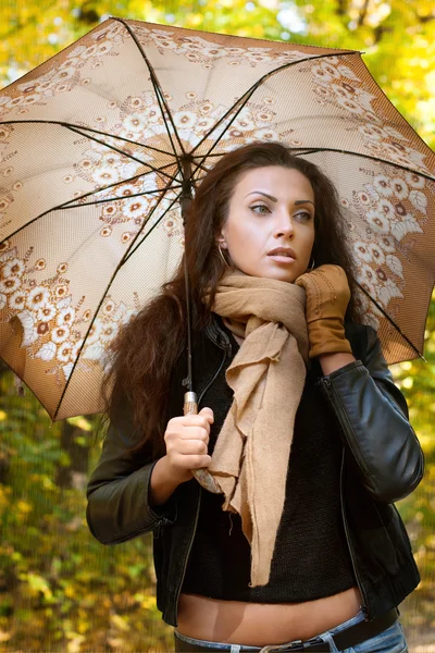 Brunetka stoi z parasolem w ręku — Zdjęcie stockowe