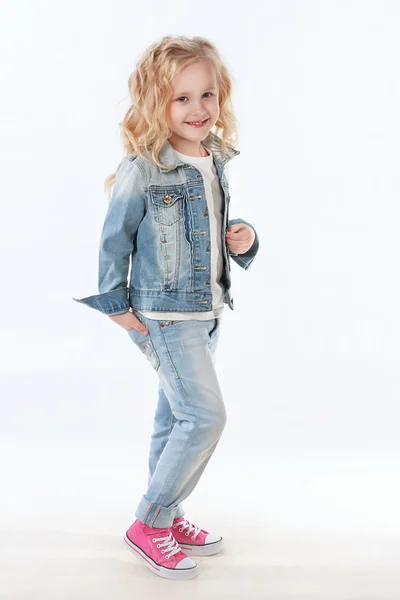 Little fashionista posa in abito di jeans — Foto Stock