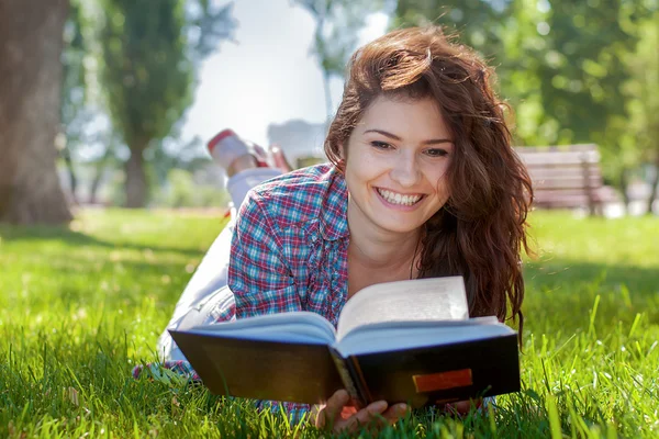 Girl with book in the summer park — Stock Photo, Image