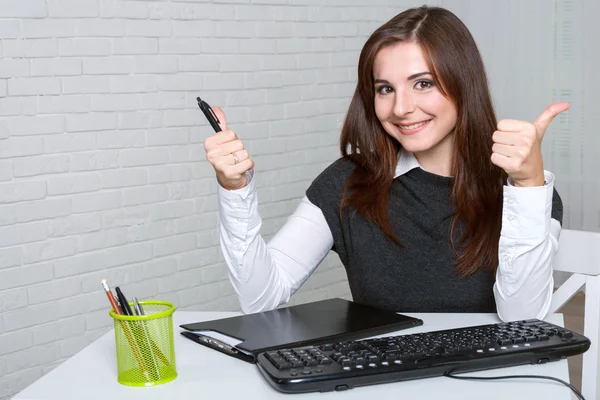 Mädchen am Arbeitsplatz sehr glücklich und zeigt, dass alles in Ordnung ist — Stockfoto