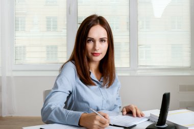 Kız cama belgelerle çalışır