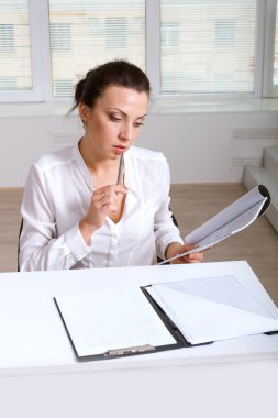 Masada oturan belgeleri okuyan kız