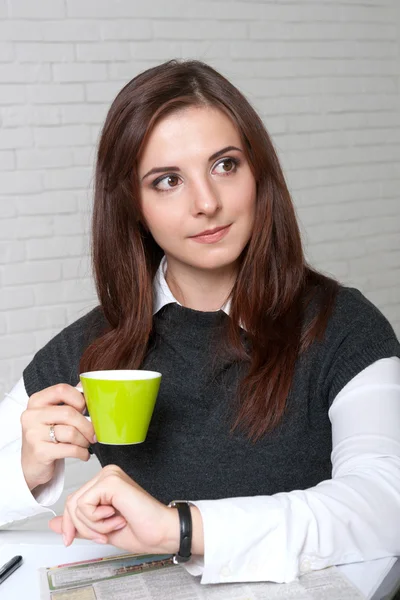 Girl in business clothes drinking coffee — Stock Photo, Image