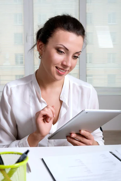 Frau sitzt am Schreibtisch in einem Büro und studiert die Informationen — Stockfoto