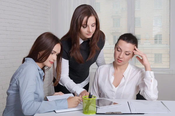 Three girls in formal clothes holds a meeting — Stock Photo, Image