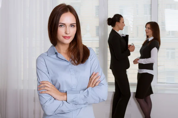 Meisje in formele kleding is permanent op de voorgrond — Stockfoto