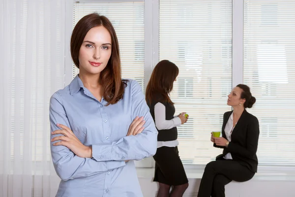 Meisje in formele kleding is permanent op de voorgrond — Stockfoto