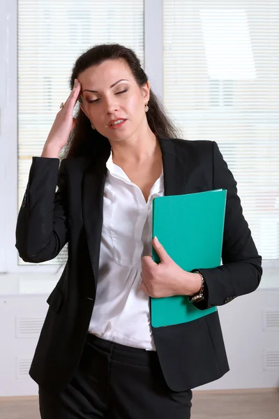 Frau, die an Krankheit oder Kopfschmerzen leidet, hält ihren Kopf — Stockfoto