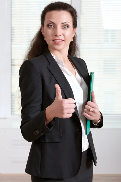 Woman showing what she's doing ok — Stock Photo, Image