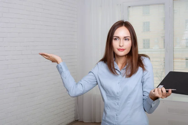 Woman holding a folder expressing bewilderment — Stock Photo, Image