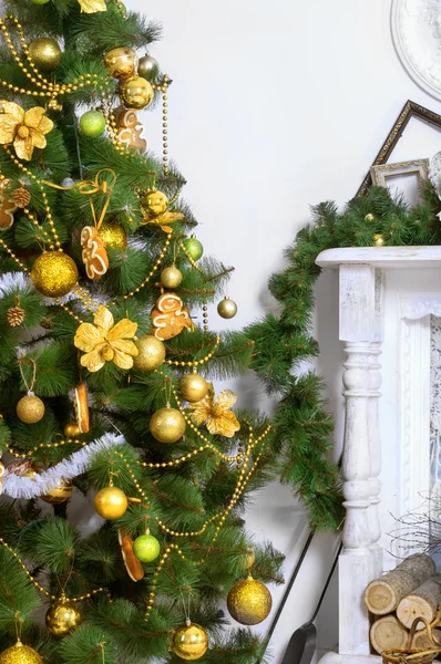 Weihnachtsbaum mit Spielzeug geschmückt — Stockfoto