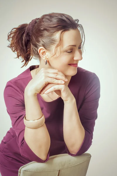 Chica en ropa formal sonriendo con los brazos cruzados — Foto de Stock