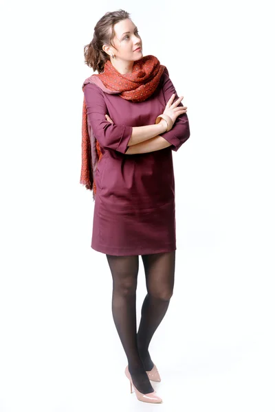 Flicka i en vinröd klänning med halsduk vikta armarna — Stockfoto