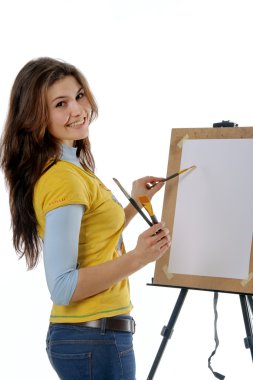 Sanatçı onun şövale üzerinde çizer 