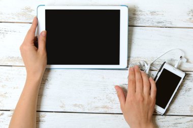 Tablet ve telefon boş bir ekran ile