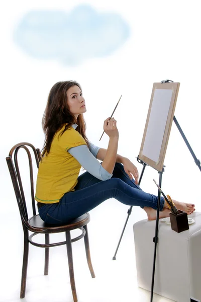 Жінка-художник сидить перед мольбертом думав — стокове фото