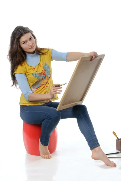 Sanatçı onun kucağına tutan bir şövale resmi boyar — Stok fotoğraf