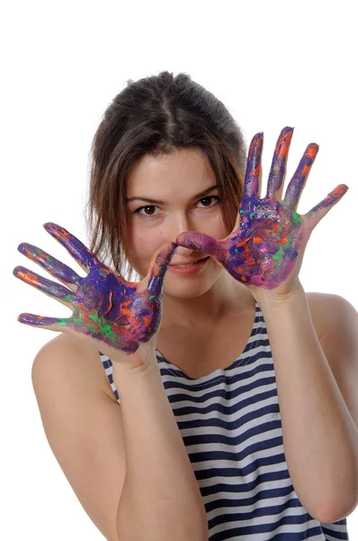 Fille montre ses mains peintes dans la peinture colorée — Photo