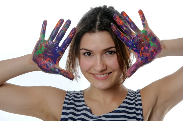 Meisje toont haar handen geschilderd in kleurrijke verf — Stockfoto