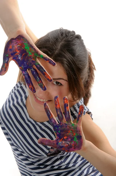 Žena v pruhované tričko vypadá dlaní maloval barevné pai — Stock fotografie