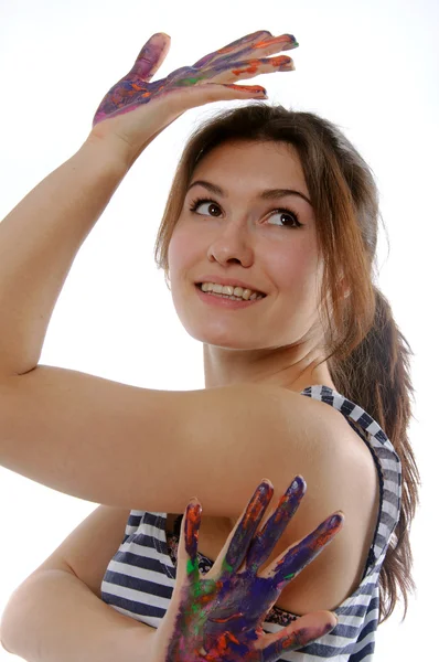Vrouw die lacht en tonen haar handen geschilderd in kleurrijke verf — Stockfoto