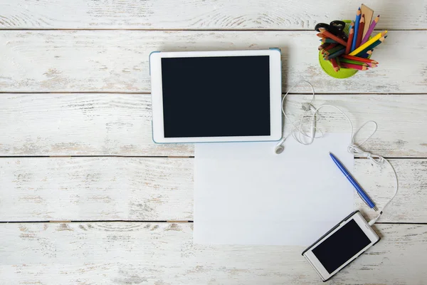 Tablet and phone with a blank screen — Stock Photo, Image