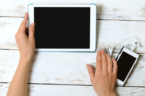 Tablet and phone with a blank screen — Stock Photo, Image