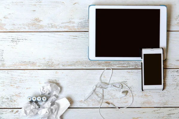 Tablet and phone with a blank screen on the table — Stock Photo, Image