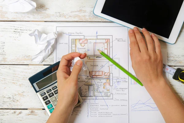 Menina desenha um plano de Feng Shui para a casa — Fotografia de Stock