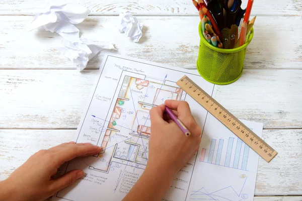 The woman draws a diagram of Feng Shui — Stock Photo, Image