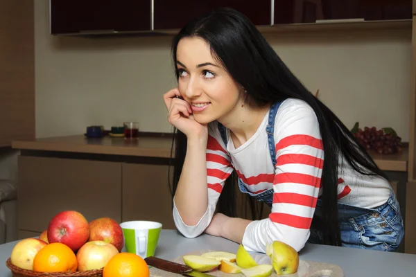 Brunette housewife in blue overalls enthusiastically listens lea — Stock Photo, Image