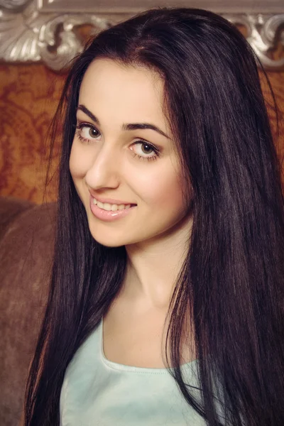 Retrato de uma menina de cabelos escuros que sorri — Fotografia de Stock