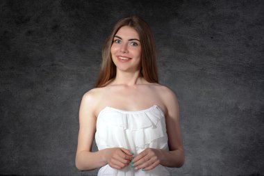 Merak ediyorum, sürpriz, hayranlık kavramı. Kız duygular gösterir 