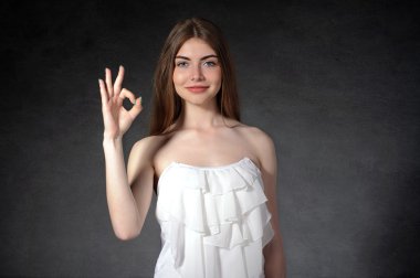 Güven, mutluluk, memnuniyeti kavramı. Kız ok gösterir 