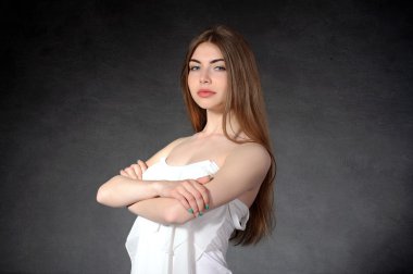 Güven, güven, yakınlık kavramı. Kadın kolu geçti