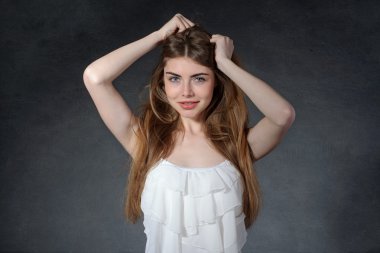 Huzur, neşe kavramı. Kadın saçı tutar 