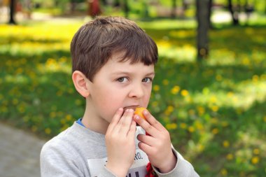 Çocuk bir sürpriz ile çikolata yumurta yiyor