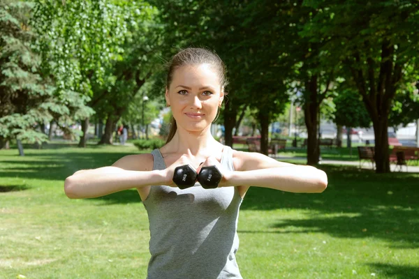 Sportovní žena dělá cvičení s lehké váhy — Stock fotografie